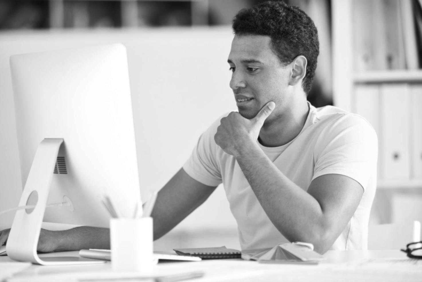 Personas colaborando en un entorno de aprendizaje financiero