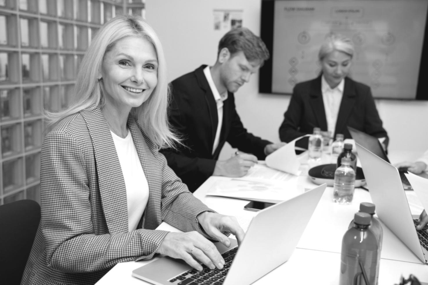 Mujer emprendedora trabajando en su startup de finanzas sostenibles